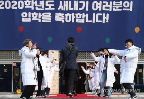 '꽃길만 걷자!'[연합뉴스 자료사진]