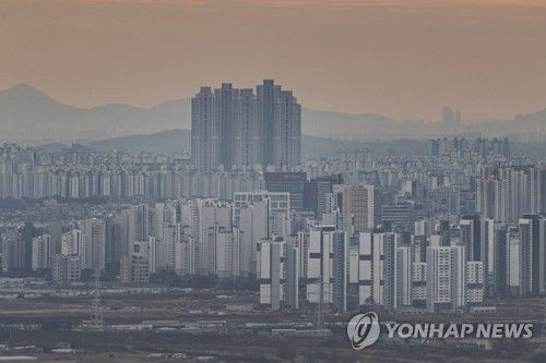 경기도 파주시 접경지역에서 바라본 운정신도시와 일산 신도시 전경[연합뉴스 자료사진]