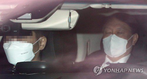 출근하는 윤석열 검찰총장(서울=연합뉴스) 박동주 기자 = 윤석열 검찰총장이 2일 오전 서울 서초구 대검찰청으로 출근하고 있다. pdj6635@yna.co.kr