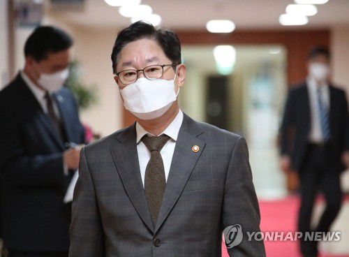 국무회의 참석하는 박범계 장관(서울=연합뉴스) 김승두 기자 = 박범계 법무부 장관이 2일 정부서울청사에서 열린 국무회의에 참석하고 있다. 2021.3.2 kimsdoo@yna.co.kr