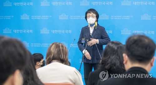 국회의원직 사퇴 배수진 친 열린민주당 김진애 서울시장 후보(서울=연합뉴스) 안정원 기자 = 열린민주당 김진애 서울시장 후보가 2일 오전 서울 여의도 국회 소통관에서 서울시장 후보 단일화 관련 기자회견을 마친 뒤 취재진의 질문에 답변하고 있다. 김 후보는 "더불어민주당과 열린민주당이 함께 승리하는 단일화를 성사시키기 위해 국회의원직을 사퇴한다"고 밝혔다. 2021.3.2 jeong@yna.co.kr