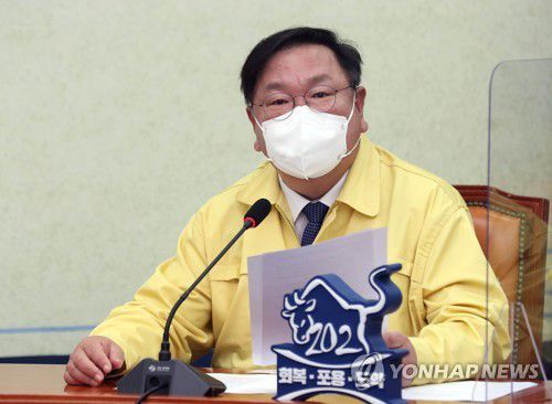 발언하는 민주당 김태년 원내대표(서울=연합뉴스) 안정원 기자 = 더불어민주당 김태년 원내대표가 3일 오전 서울 여의도 국회에서 열린 최고위원회의에서 발언하고 있다. 2021.3.3 jeong@yna.co.kr