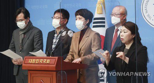 LH 임직원 토지 사전매입 의혹 조사 요구하는 국민의힘(서울=연합뉴스) 안정원 기자 = 국민의힘 김은혜 의원 등 국토교통위원회 위원들이 3일 오전 서울 여의도 국회 소통관에서 한국토지주택공사(LH) 임직원들의 100억대 토지 사전 매입 의혹 관련 기자회견을 하고 있다.
    국민의힘 국토교통위원회 위원들은 즉각적인 상임위 소집을 통해 사건의 진상을 밝히고 더불어민주당은 LH와 국토부는 물론 관련 부처와 공무원, 지인 친인척 등에 대한 철저한 공동조사에 동참해줄 것을 요구했다. 2021.3.3 jeong@yna.co.kr