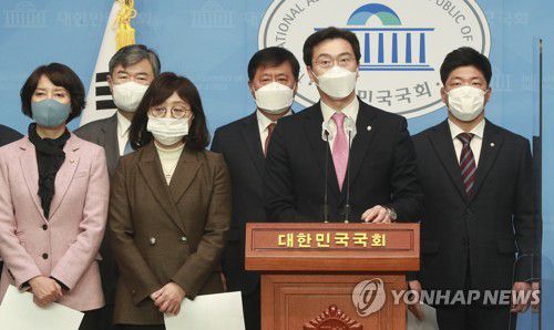 기자회견 나선 국민의힘 정부정책감시특위 위원들(서울=연합뉴스) 안정원 기자 = 국민의힘 정부정책감시특위 소속 의원들이 3일 오전 서울 여의도 국회 소통관에서 기자회견을 열고 범여권 국회의원의 한·미연합군사훈련 연기 촉구 성명서 발표에 대해 "대한민국 국민의 생명과 안전을 최우선으로 삼아야 할 정부와 국회의원이라는 존재 자체를 부정하는 것과 다름없다"고 주장하고 있다. 2021.3.3 jeong@yna.co.kr