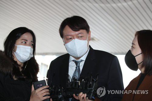 발언하는 윤석열 검찰총장(대구=연합뉴스) 김현태 기자 = 윤석열 검찰총장이 3일 오후 직원과의 간담회를 위해 대구고검과 지검을 방문한 자리에서 취재진의 질문에 답하고 있다. mtkht@yna.co.kr