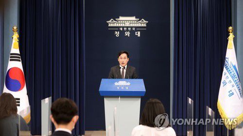 문 대통령 '국토부·LH 가족까지 토지거래 전수조사' 지시(서울=연합뉴스) 최재구 기자 = 강민석 청와대 대변인이 3일 청와대에서 문재인 대통령의  "국토부·LH 등 근무자·가족 토지거래 전수조사" 지시와 관련한 브리핑을 하고 있다. jjaeck9@yna.co.kr