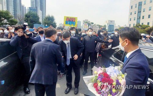 윤석열과 인사하는 권영진(대구=연합뉴스) 김선형 기자 = 3일 오후 대구지방검찰청 주차장에서 윤석열 검찰총장과 권영진 대구시장이 인사를 나누고 있다. 
2021.3.3 sunhyung@yna.co.kr