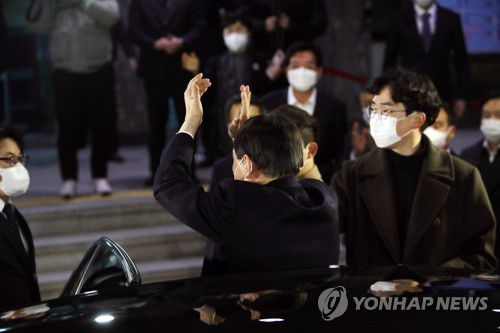 직원 격려하는 윤석열 검찰총장(대구=연합뉴스) 김현태 기자 = 윤석열 검찰총장이 지난 3일 오후 대구고검과 지검에서 직원과의 간담회를 끝낸 후 차에 오르기 전 직원들에게 손뼉을 쳐주며 격려하고 있다. [연합뉴스 자료사진]