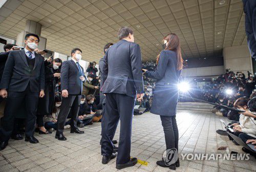 윤석열 사퇴(서울=연합뉴스) 윤동진 기자 = 윤석열 검찰총장이 4일 오후 서울 서초구 대검찰청에서 사퇴 입장을 밝히고 있다. 2021.3.4 mon@yna.co.kr