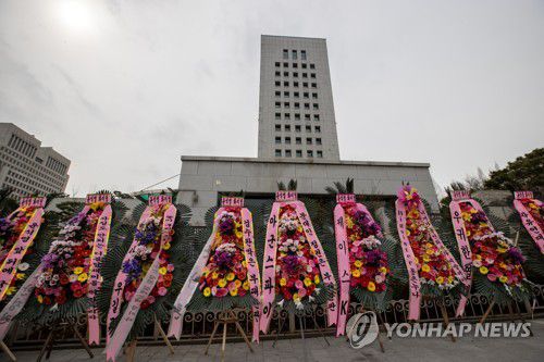대검찰청 앞 화환들(서울=연합뉴스) 윤동진 기자 = 4일 오후 서울 서초구 대검찰청 앞에 윤석열 검찰총장 지지 화환이 놓여 있다. 2021.3.4 mon@yna.co.kr