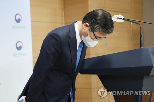 브리핑 앞서 인사하는 변창흠 국토부 장관(서울=연합뉴스) 김승두 기자 = 변창흠 국토교통부 장관이 4일 오후 정부서울청사 브리핑실에서 3기 신도시 투기 관련 브리핑을 하기에 앞서 인사하고 있다. kimsdoo@yna.co.kr