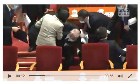 둥젠화(가운데) 홍콩 초대 행정장관이 5일 중국 베이징 인민대회당에서 쓰러지자 주변에서 부축해 일으키는 모습. [홍콩 RTHK 화면 캡처. 재판매 및 배포 금지]