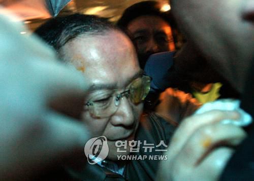 2007년 11월 13일 무소속 이회창 대선후보가 대구 서문시장 방문 중 한 시민이 던진 계란에 맞아 보좌관들이 다급히 에워싸고 있다 [연합뉴스 자료사진]