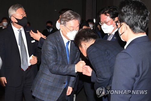 의원들과 인사하는 이재명 지사이재명 경기도지사가 3월 3일 오전 서울 영등포구 글래드호텔에서 열린 경기지역 국회의원 정책협의회에서 의원들과 인사를 나누고 있다. [연합뉴스 자료사진]