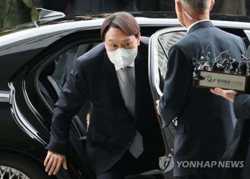 차에서 내리는 윤석열 검찰총장사퇴 의사를 밝힌 윤석열 검찰총장이 3월 4일 오후 서울 서초구 대검찰청에 도착해 차에서 내리고 있다.[연합뉴스 자료사진]