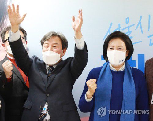 대한건축사협회 석정훈 회장, 박영선 건축정책 자문단장 맡아(서울=연합뉴스) 더불어민주당 박영선 서울시장 후보의 건축정책 자문단장을 맡기로 한 석정훈 대한건축사협회 회장이 5일 서울 종로구 안국빌딩에 위치한 박영선 후보 캠프에서 만세하고 있다. 오른쪽은 박영선 후보. 2021.3.5 
    [박영선 서울시장 예비후보 캠프 제공. 재판매 및 DB 금지] photo@yna.co.kr