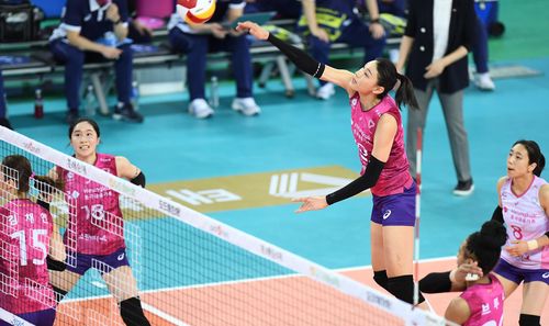 공격하는 김연경[한국배구연맹 제공. 재배포 및 DB 금지]