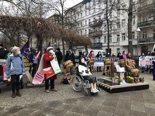 (베를린=연합뉴스) 이 율 특파원 = 베를린 평화의 소녀상 앞에서 6일(현지시간) 100여명이 참가한 가운데 여성의 날 기념집회가 열렸다. 이날 집회는 현지 여성단체 코라지 여성연합과 코리아협의회가 공동주최했으며, 참가자들은 베를린시청 티어가르텐 지역사무소까지 거리행진을 벌였다.