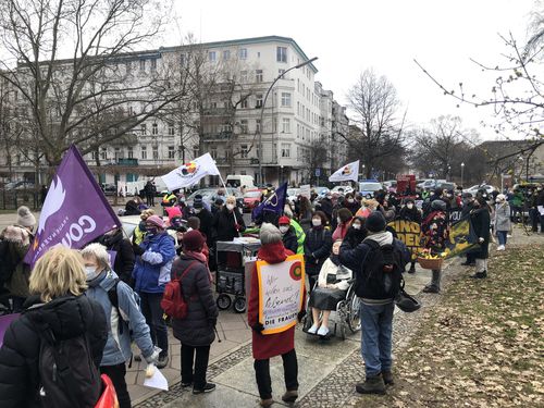 (베를린=연합뉴스) 이 율 특파원 = 베를린 평화의 소녀상 앞에서 6일(현지시간) 100여명이 참가한 가운데 여성의 날 기념집회가 열렸다. 이날 집회는 현지 여성단체 코라지 여성연합과 코리아협의회가 공동주최했으며, 참가자들은 베를린시청 티어가르텐 지역사무소까지 거리행진을 벌였다.