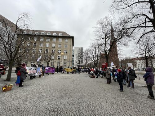 (베를린=연합뉴스) 이 율 특파원 = 베를린 평화의 소녀상 앞에서 6일(현지시간) 100여명이 참가한 가운데 여성의 날 기념집회가 열렸다. 이날 집회는 현지 여성단체 코라지 여성연합과 코리아협의회가 공동주최했으며, 참가자들은 베를린시청 티어가르텐 지역사무소까지 거리행진을 벌였다.