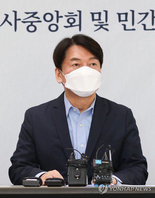 요양보호사들과의 만남에서 인사말하는 안철수 대표(서울=연합뉴스) 국민의당 안철수 대표가 5일 오전 서울 마포구 국민재난안전총연합회에서 열린 '코로나19로 힘든 국민을 돌보는 요양보호사들과의 만남'에서 인사말을 하고 있다. 2021.3.5 [국회사진기자단] toadboy@yna.co.kr