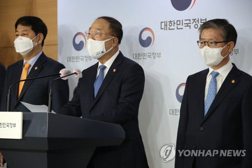 홍남기 부총리, LH 직원 땅 투기 확인시 무관용 조치(서울=연합뉴스) 김승두 기자 = 홍남기 경제부총리 겸 기획재정부 장관(가운데)이 7일 오전 정부서울청사에서 열린 부동산관계장관회의를 마치고 '부동산 관련 국민께 드리는 말씀'을 발표하고 있다. 오른쪽은 변창흠 국토교통부 장관. 2021.3.7 kimsdoo@yna.co.kr