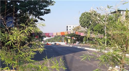 양곤 양킨구 도로 위에 걸린 미얀마 여성 전통치마 타메인의 모습. 2021.3.7[양곤<미얀마>=연합뉴스 이정호 통신원]