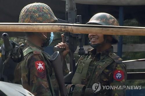 만달레이 쿠데타 규탄 시위 현장에서 조준경이 달린 소총을 든 군인.[AFP=연합뉴스 자료사진]