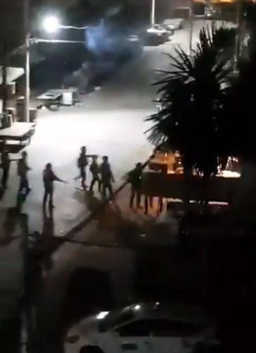 양곤 시내 한 종합병원 인근에서 심야에 총을 발사하는 군경들의 모습. 사진 오른쪽 중간에 총구에서 나오는 불꽃의 모습.

[트위터 캡처. 재판매 및 DB 금지]