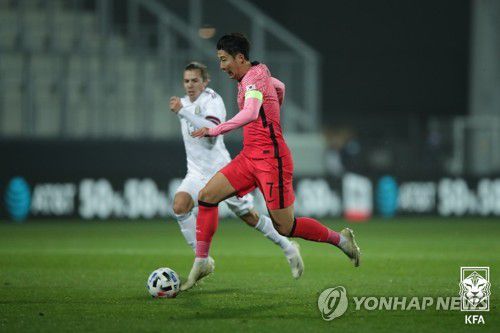 드리블하는 손흥민[대한축구협회 제공. 재판매 및 DB 금지]