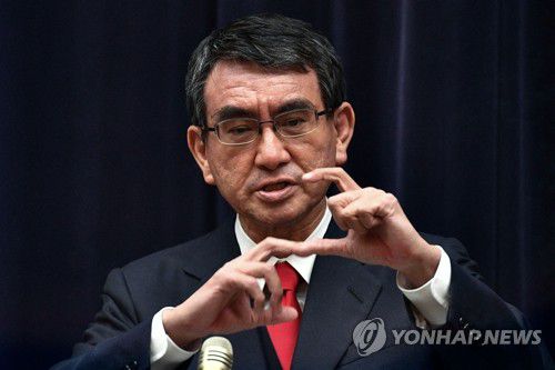 (도쿄 AFP=연합뉴스) 일본의 신종 코로나바이러스 감염증(코로나19) 백신 접종 책임자인 고노 다로 행정개혁 담당상이 지난달 16일 도쿄에서 기자회견을 열고 코로나19 백신 접종 계획을 발표하고 있다.