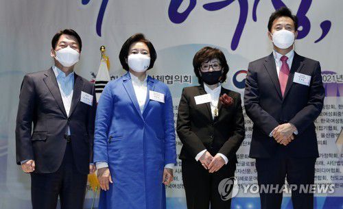 여성의날 기념식에 모인 서울시장 후보들(서울=연합뉴스) 국민의당 안철수(왼쪽부터), 더불어민주당 박영선 서울시장 후보, 허명 한국여성단체협의회장, 국민의힘 오세훈 서울시장 후보가 8일 오후 서울 영등포구 공군호텔에서 열린 제113주년 3·8 세계 여성의 날 기념식에서 기념 촬영을 하고 있다.   2021.3.8  [국회사진기자단] zjin@yna.co.kr