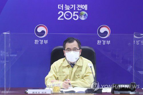 발언하는 홍정기 환경부 차관(서울=연합뉴스) 홍정기 환경부 차관이 8일 오후 정부세종청사 종합상황실에서 개최된 '통합물관리추진단 2차 회의'에 참석해 발언하고 있다. 
    [환경부 제공. 재판매 및 DB 금지] photo@yna.co.kr