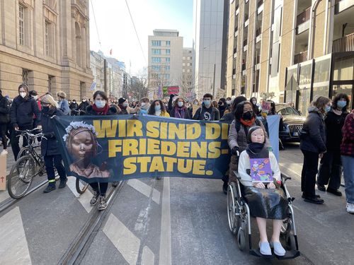독일 베를린서 여성의날 기념시위(베를린=연합뉴스) 이 율 특파원 = 독일의 수도 베를린에서 8일(현지시간) 열린 여성의날 기념시위에 참가한 코리아협의회 회원들이 "우리가 평화의 소녀상이다"라는 플래카드를 들고 행진하고 있다.
