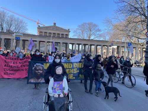 독일 베를린서 여성의날 기념시위(베를린=연합뉴스) 이 율 특파원 = 독일의 수도 베를린에서 8일(현지시간) 열린 여성의날 기념시위에 참가한 코리아협의회 회원들이 "우리가 평화의 소녀상이다"라는 플래카드를 들고 행진하고 있다. 이날 연설한 코리아협의회 활동가 응우옌 투가 휠체어에 앉은 소녀상을 밀고 있다.