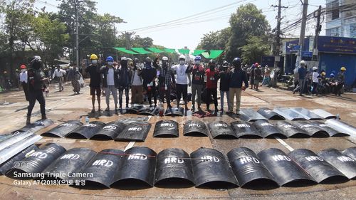 손수 만든 방패 앞에 선 시위대. 2021.3.7[양곤<미얀마>=연합뉴스 이정호 통신원]