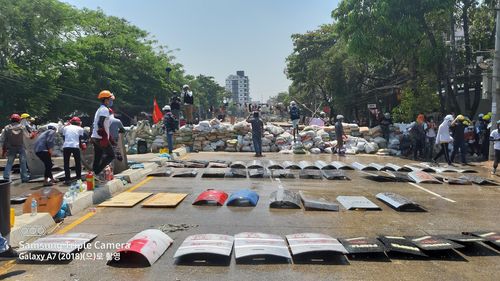 모래 포대 등으로 군경 방어막을 쌓은 모습. 2021.3.7[양곤<미얀마>=연합뉴스 이정호 통신원]