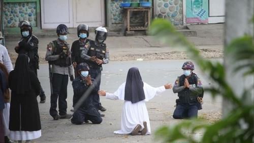 8일 군경 앞에서 총을 쏘지 말아달라며 애원하는 수녀[SNS 캡처. DB 저장 및 재배포 금지]