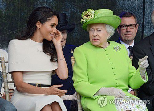 2018년 6월 엘리자베스 2세 여왕과 손자인 해리 왕자의 부인 메건 마클(왼쪽) [AFP=연합뉴스 자료사진]