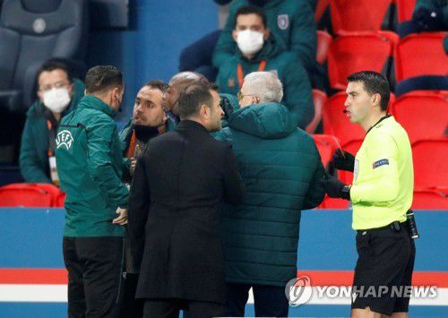 언쟁 벌이는 콜테스쿠 심판(왼쪽)과 웨보 코치[로이터=연합뉴스 자료사진]