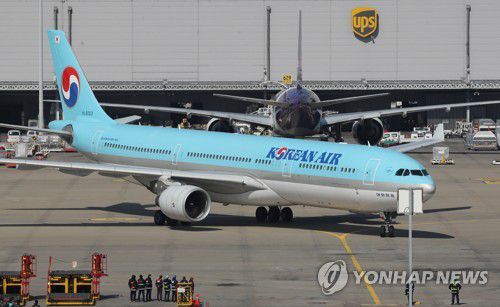 인천공항 도착한 화이자 백신 수송 화물기지난 2월 26일 영종도 인천국제공항 화물터미널에서 국제백신공급기구인 '코백스 퍼실리티'(COVAX facility)를 통해 확보한 화이자 백신 초도 물량을 실은 대한항공 화물기가 착륙해 이동하고 있다. [연합뉴스 자료사진]