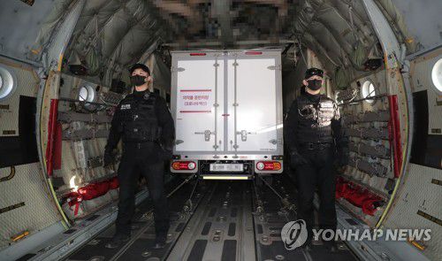 AZ백신 운반트럭제주도 고위험 의료기관 등에 이송될 아스트라제네카(AZ) 코로나19 백신을 실은 공군 수송기 C-130가 지난 5일 오전 경기도 성남 서울공항에서 이륙을 앞둔 가운데 군 관계자들이 백신 운반 트럭을 경호하고 있다. [질병관리청 제공. 재판매 및 DB 금지]