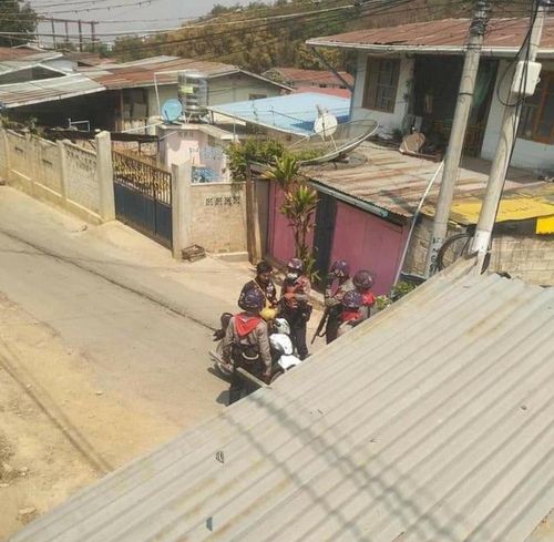 미얀마 샨주 타웅지에서 경찰이 오토바이를 타고 가는 시민의 휴대전화를 검사하고 있다는 설명이 달린 SNS 사진.

[트위터 캡처. 재판매 및 DB 금지]