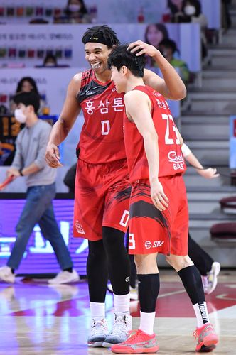 전성현 머리 쓰다듬는 설린저[KBL 제공. 재판매 및 DB 금지]