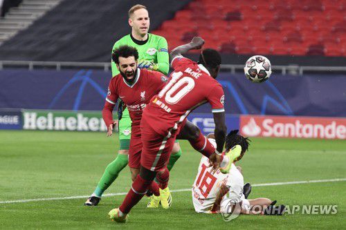 골 노리는 살라흐(왼쪽)와 마네[AFP=연합뉴스]