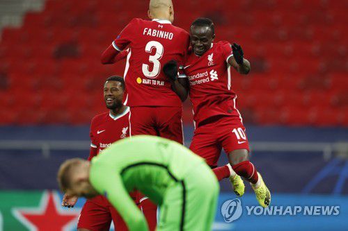 골 세리머니 하는 마네(오른쪽)와 파비뉴[AP=연합뉴스]