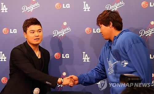 경기 마치고 악수하는 류현진과 추신수 2013년 7월 27일 오후(현지시간) 다저스타디움에서 열린 로스앤젤레스 다저스와 신시내티 레즈와의 경기를 마친 뒤 류현진과 추신수가 기자회견장에서 만나 서로를 격려하며 악수하고 있다. [연합뉴스 자료사진]