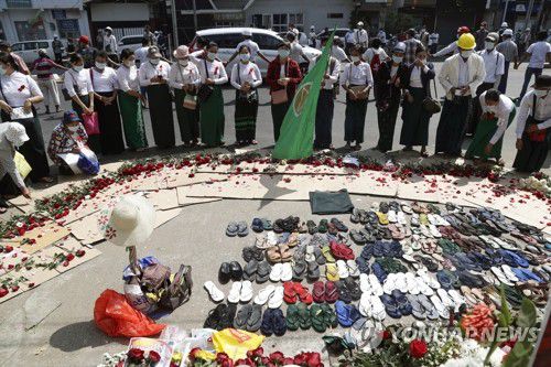 시위 도중 숨진 동료 추모하는 미얀마 교사들(양곤 EPA=연합뉴스) 미얀마 최대 도시 양곤에서 1일(현지시간) 교사들이 군부 쿠데타 규탄 시위 도중 숨진 동료를 추모하며 기도를 드리고 있다. 양곤 등 전국 주요 도시에서는 전날 군경의 강경 진압으로 유혈사태가 빚어져 약 30명이 숨진 것으로 집계됐다고 미얀마 시민단체인 정치범지원협회(AAPP)가 밝혔다. sungok@yna.co.kr