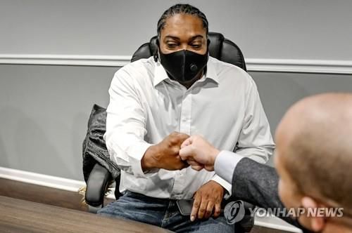 영수증 없어 억울한 옥살이 한 허버트 알포드 법률회사와 손해배상 소송 상담하고 있는 알포드. [AP=연합뉴스]