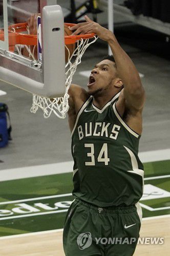 야니스 아데토쿤보의 덩크[AP=연합뉴스]